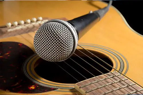 acoustic guitar with mic